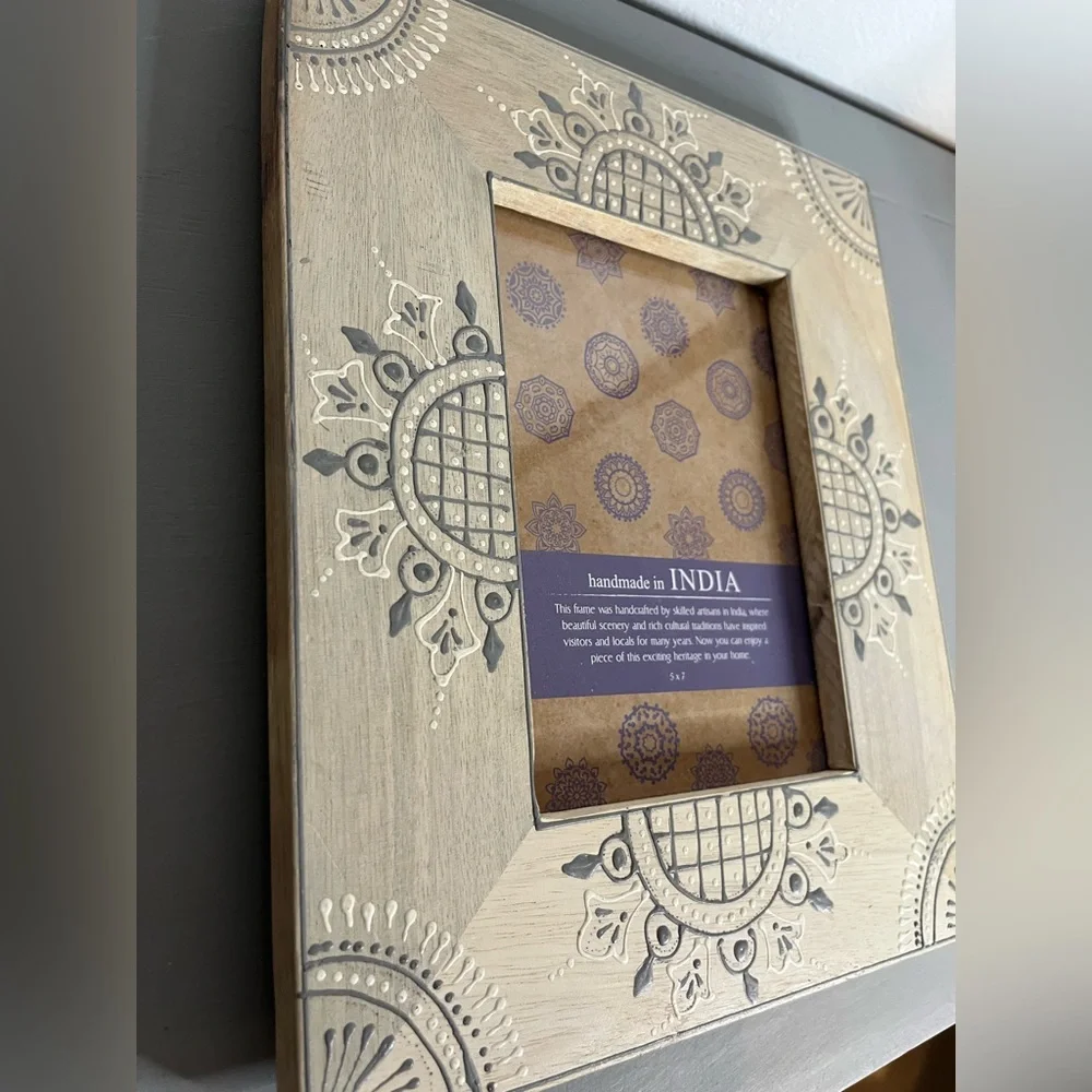 Photo Frame Gray Stained Wood With Delicate Dark Gray and White Design India 4x6